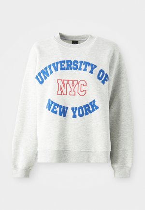 Lys grå hettegenser med blå tekst "UNIVERSITY OF NEW YORK" og rødt omriss "NYC" i midten, lange ermer, rund hals.