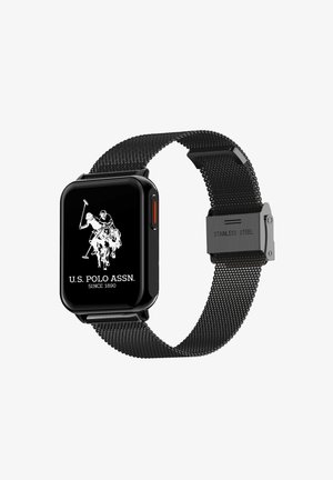 Montre intelligente rectangulaire noire avec un bracelet en acier inoxydable à maille et le logo U.S. Polo Assn. montrant un joueur de polo à cheval.