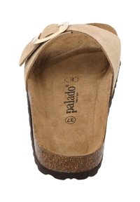 Sandalo con soletta in suede beige, dotato di una larga fascia e fibbia rotonda in tonalità oro. Soletta in sughero e suola in gomma testurizzata sono visibili.