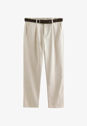 Pantaloni beige con una vestibilità dritta, dotati di tasche laterali e una cintura intrecciata marrone con fibbia. Tessuto liscio con una leggera texture.