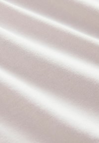 Šviesiai rožinė medžiaga su lygiu paviršiumi, rodo subtilius raukšles ir smulkų audinio raštą. Tinka įvairioms tekstilės pritaikymo sritims.