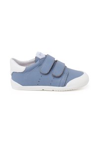 Helleblaue Lederschuhe mit weißen Akzenten, ausgestattet mit doppelten Klettverschlüssen, durchbrochener Gestaltung an der Seite und einer strukturierten Gummisohle.