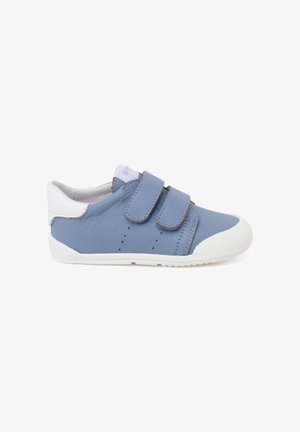 Pantofi din piele bleu deschis cu accente albe, având două benzi Velcro, un design perforat pe lateral și o talpă din cauciuc texturat.