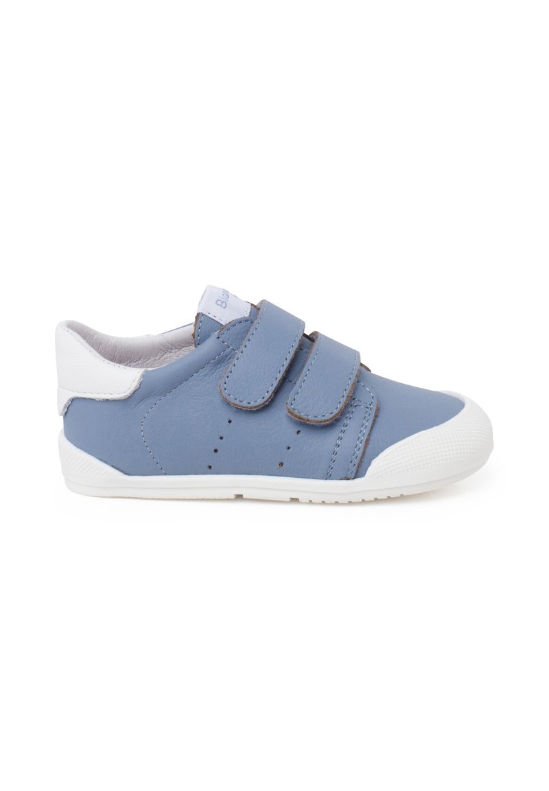 Helleblaue Lederschuhe mit weißen Akzenten, ausgestattet mit doppelten Klettverschlüssen, durchbrochener Gestaltung an der Seite und einer strukturierten Gummisohle.