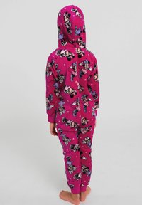 Set di pigiami in pile rosa con stampa a fumetti di Minnie Mouse su tutta la superficie, dotato di cappuccio e polsini a costine sui polsi e sulle caviglie.
