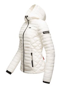 Veste pour femme blanche matelassée avec capuche, fermeture éclair noire, poche latérale zippée et écusson noir sur la manche gauche.