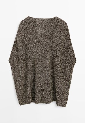 Hnědobílý melírovaný pletený svetr s dlouhými, volnými rukávy a širokým kulatým výstřihem, zobrazený zezadu.