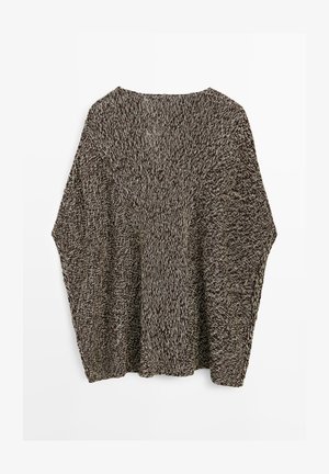 Hnědobílý melírovaný pletený svetr s dlouhými, volnými rukávy a širokým kulatým výstřihem, zobrazený zezadu.