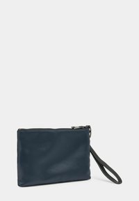 Námornícka modrá, hladká clutch taška so zipsovým uzáverom a odnímateľným zápästným remienkom. Obdĺžnikový tvar s minimalistickým dizajnom.