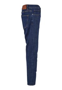 Sötétkék farmernadrág, slim fit szabással, öt zsebes kialakítással, kontrasztos varrással és barna bőr hátsó logóval. Finom textúrával.