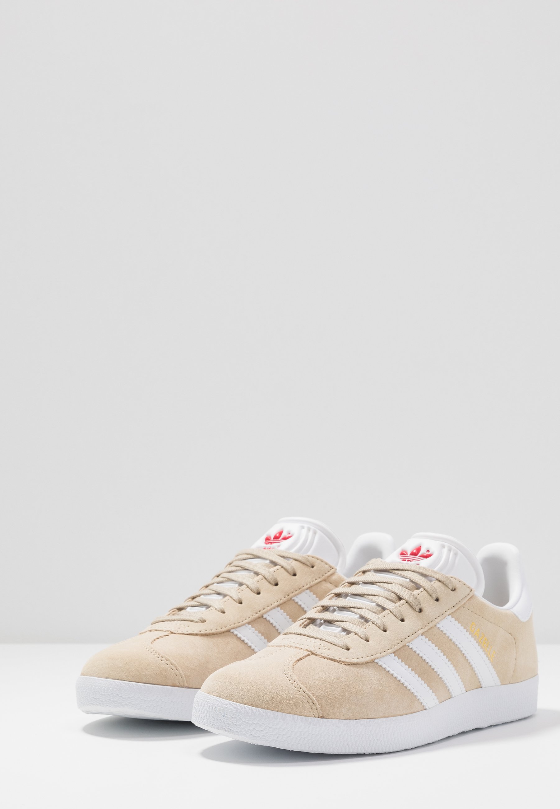 adidas Originals GAZELLE - Joggesko - savanne/footwear white/glow red adidas Originals GAZELLE - Joggesko - savanne/footwear white/glow red