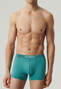 Błękitne bawełniane bokserki z kontrastującym szarym pasem zatytułowanym "ATLANTIC". Dopasowany krój i gładka faktura.