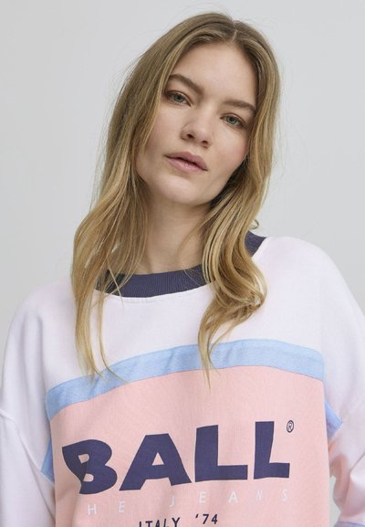 Flerfarget hettegenser med lys rosa, blå og hvite paneler, med en iøynefallende svart logo "BALL" og en marineblå ribbestrikket hals.