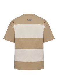Kortærmet T-shirt med vandrette striber i beige og hvid, lavet af blødt stof. Har et logo på den øverste del af ryggen.