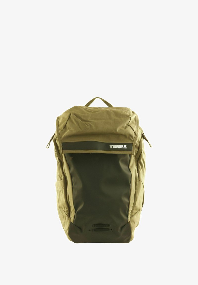 Mochila Thule en verde oliva y negro, fabricada con material duradero. Presenta un asa superior, compartimentos con cremallera y un bolsillo lateral.