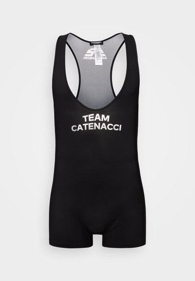 Fekete fürdőruha, mély kivágással és széles vállpántokkal. A mellkason vastag fehér betűkkel van felírva: "TEAM CATENACCI". Sima szövetből készült.