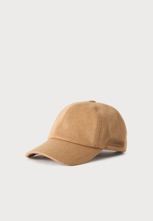 Casquette de baseball en laine brun clair avec une visière incurvée et une petite étiquette rectangulaire sur le côté indiquant "LARDINI" sur un fond uni.