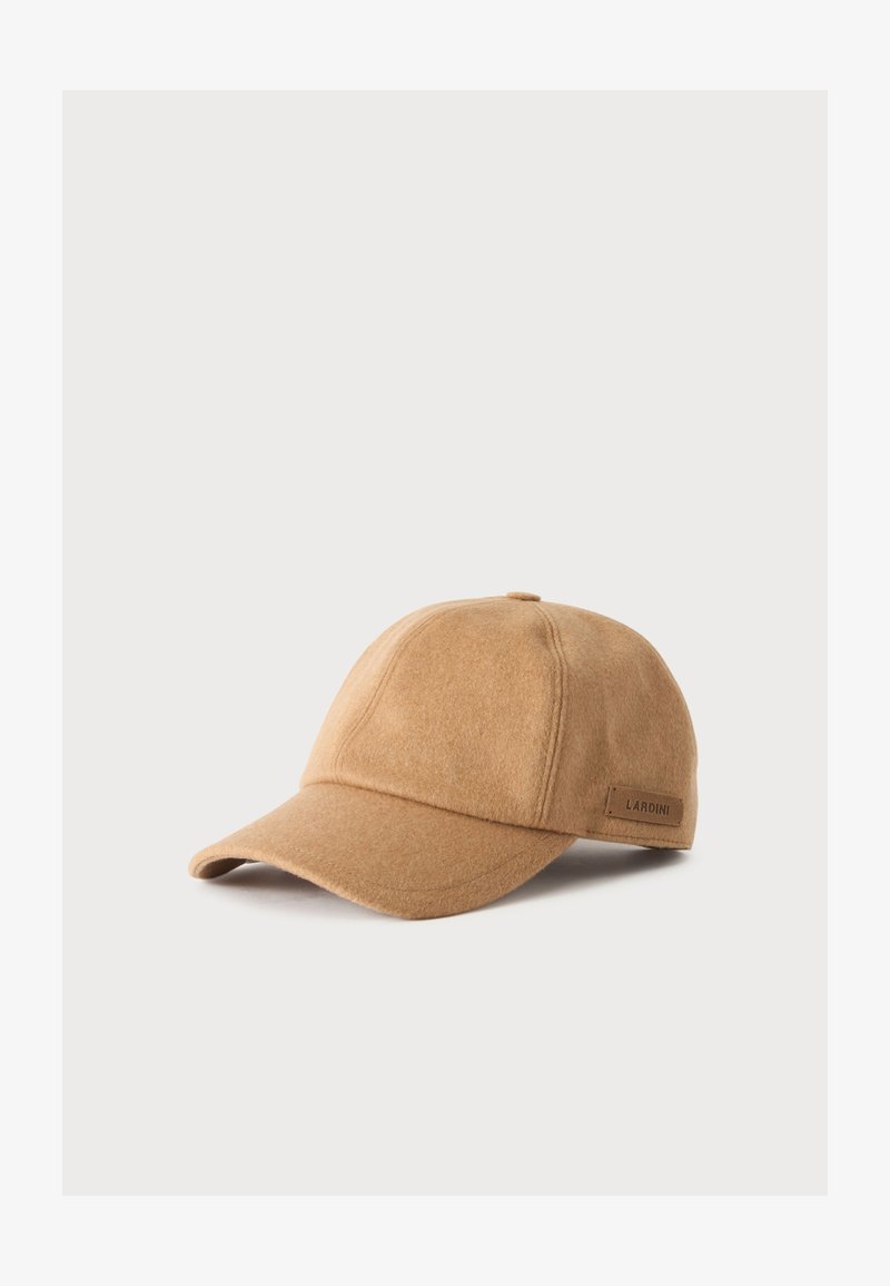 Casquette de baseball en laine brun clair avec une visière incurvée et une petite étiquette rectangulaire sur le côté indiquant "LARDINI" sur un fond uni.