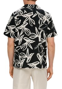 Zwart T-shirt met korte mouwen en een wit abstract bladpatroon, met een kraag en een rechte zoom, gemaakt van lichtgewicht stof.