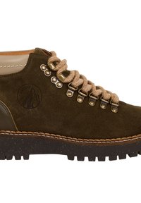 Bottines de randonnée en suède vert olive avec des accents en cuir beige, œillets en métal et lacets marron. Présente une semelle rugueuse et texturée pour une meilleure adhérence.