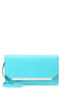 Turkusowa torebka kopertówka wykonana z teksturowanego materiału syntetycznego, z metalowym akcentem w kolorze srebrnym oraz odpinanym paskiem na ramię. Złożona konstrukcja.