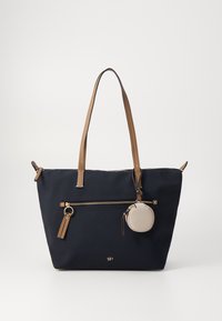 Marinblå tygväska med bruna läderdetaljer och långa handtag, utrustad med en dragkedjeficka framtill och en avtagbar rund väska.