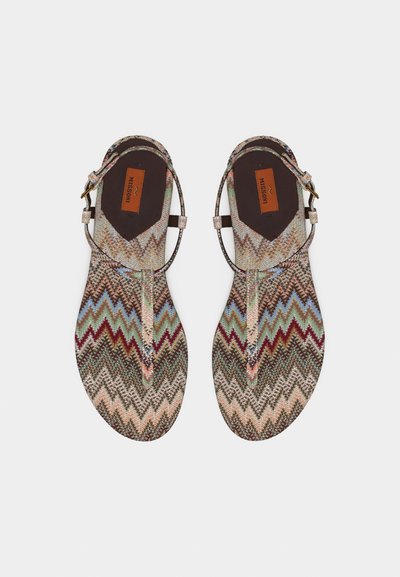 Ζευγάρι επίπεδων σανδαλιών με πολύχρωμο ζιγκζαγκ σχέδιο, λεπτά λουράκια αστραγάλου και καφέ πέλματα με την ετικέτα «Missoni».