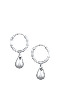 Boucles d'oreilles créoles en argent avec un pendentif en forme de goutte. Le design présente une finition brillante et lisse ainsi qu'une forme ronde simple.