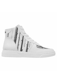 Weißer High-Top-Sneaker mit schwarzem Streifendesign, strukturierten Akzenten, runder Zehenpartie und flacher Sohle. Die Schnürsenkel verlaufen vorne und der Schuh hat einen gepolsterten Schaft.