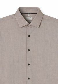 Hemden in hellbeigem Stoff mit subtiler Textur. Verfügt über einen klassischen Kragen und dunkle Knöpfe entlang der Vorderseite. Größentag sichtbar.