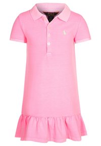 Tyttöjen vaaleanpunainen lyhythihainen polo-mekko, jossa on kaulus, kolme nappia, frillan helma ja pieni brodeerattu logo rinnassa.