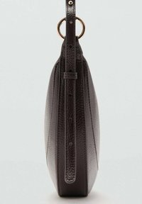 Bolso de mano de cuero marrón texturizado con forma redondeada, correa de hombro ajustable y detalle de anillo en tono dorado. Superficie lisa con un grano sutil.
