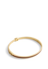 Bracelet jonc en métal doré avec une surface lisse et une rayure émaillée marron. Dispose d'un fermoir sécurisé pour un enfilage facile.