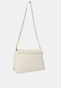 Hvid læderhandtaske med en struktureret overflade, der har en kædestrop og et klaffelukningsdesign. Kompakt form med minimalistiske accenter.