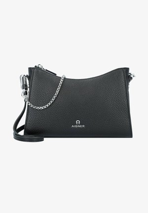 Schwarze Leder-Crossbody-Tasche mit strukturierter Oberfläche, silberner Kettenriemen und Logodetail auf der Vorderseite. Reißverschluss oben.