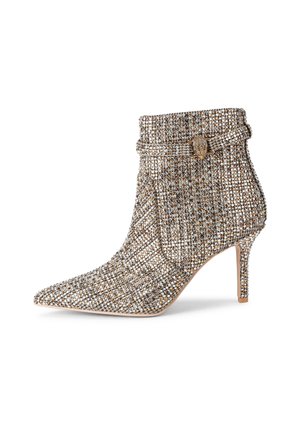Bottines à talons hauts avec un bout pointu, ornées d'un motif de perles dorées et argentées texturées et d'un détail de boucle à la cheville.