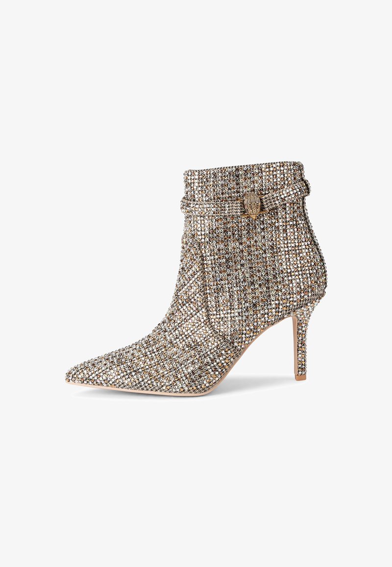 Stivaletto con tacco alto caratterizzato da una punta affusolata, decorato con un motivo di perline dorate e argentate testurizzate e un dettaglio con fibbia alla caviglia.