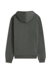 Sudadera con capucha de color verde oscuro, de manga larga y tela texturizada. Cuenta con puños y dobladillo acanalados, con un diseño minimalista sin logotipos.