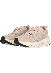 Beige sportskor med mesh-paneler och rosa detaljer. Rundad sula med strukturerad svart gummiyttersula. Snörda med vadderad krage och plös.
