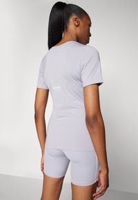 adidas Performance TECHFIT - T-skjorte til trening - glory grey