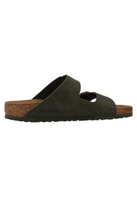 Sandal cu toc Birkenstock de culoare verde închis, cu design perforat, talpă din plută și parte superioară texturată. Talpă durabilă cu branding discret pe lateral.