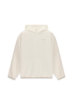 Off-white hoodie met lange mouwen, zak aan de voorkant en klein tekstlogo op de linkerbovenborst, weergegeven op een witte achtergrond.