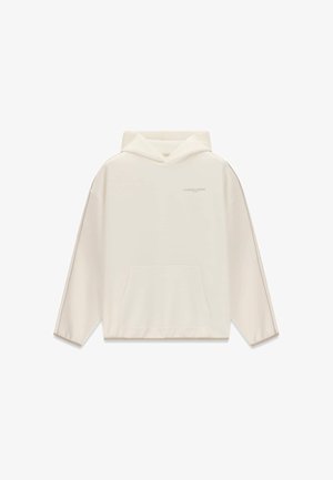 Sweat à capuche écru avec manches longues, poche frontale et petit logo texte sur la partie supérieure gauche de la poitrine, présenté sur fond blanc.