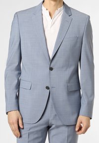 Jasnoniebieska marynarka z teksturowanej tkaniny, z dwoma czarnymi guzikami, klapami typu notch i pojedynczą kieszenią na piersi. Minimalistyczny design.