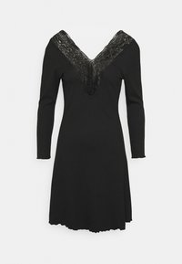 Vestido preto com mangas longas e decote em V, apresentando um inserto de renda na gola. Textura suave com uma bainha ampla.