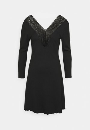 Vestido preto com mangas longas e decote em V, apresentando um inserto de renda na gola. Textura suave com uma bainha ampla.