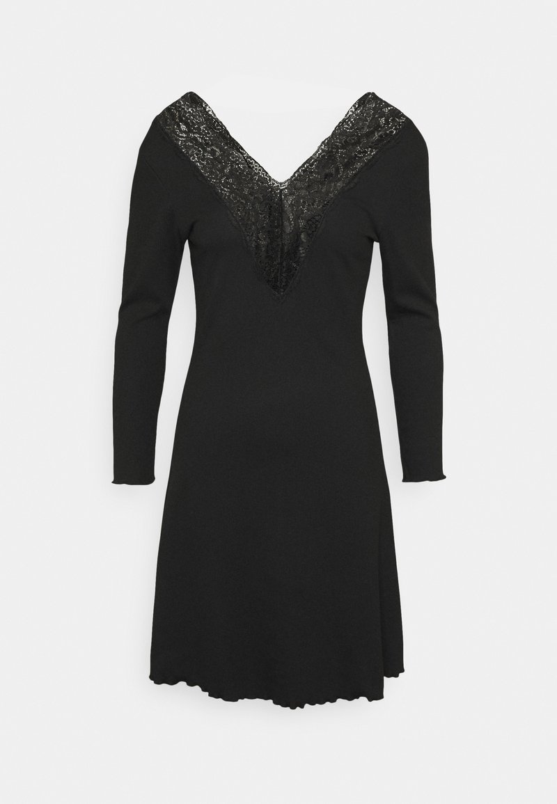 Vestido preto com mangas longas e decote em V, apresentando um inserto de renda na gola. Textura suave com uma bainha ampla.