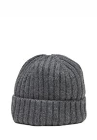 Gorro de punto gris hecho de lana suave. Presenta una textura acanalada y un diseño con puño enrollado, que proporciona calidez y un ajuste ceñido.