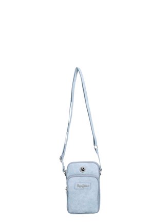 Bolso bandolera azul claro con textura, correa ajustable, bolsillo frontal con cremallera y logo metálico circular cerca de la cremallera superior.