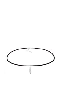 Sort ruskind choker med en sølvfjer vedhæng, der har en glat tekstur og en lås med en justerbar kæde for størrelsesvariation.